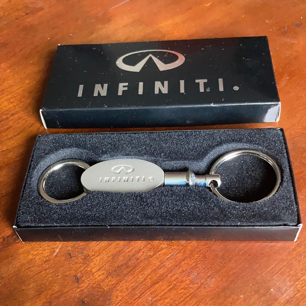 NIB Beautiful Infiniti Double Key Ring